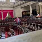 El diputado Bequer Chocooj acompaña al personal del Ministerio Público en el Hemiciclo. Foto La Hora: Cortesía