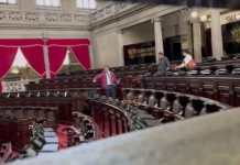 El diputado Bequer Chocooj acompaña al personal del Ministerio Público en el Hemiciclo. Foto La Hora: Cortesía