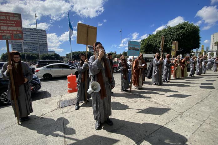 Integrantes de la secta Lev Tahor realizan manifestaciones exigiendo la liberación de los menores de su comunidad y piden la aclaración de las acusaciones en su contra.