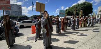 Integrantes de la secta Lev Tahor realizan manifestaciones exigiendo la liberación de los menores de su comunidad y piden la aclaración de las acusaciones en su contra.