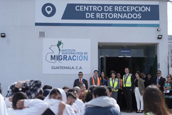 Vuelo de 116 retornados procedentes de Estados Unidos es recibido por Karin Herrera