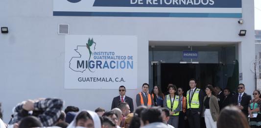 Vuelo de 116 retornados procedentes de Estados Unidos es recibido por Karin Herrera