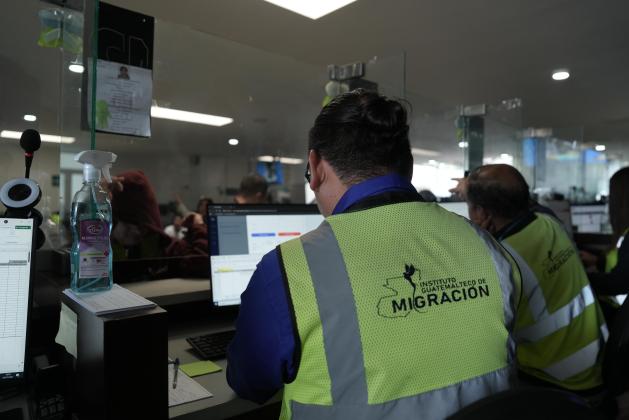 Vuelo de 116 retornados procedentes de Estados Unidos es recibido por Karin Herrera