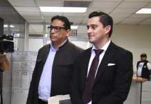 Jorge Santos, exdirector de informática del TSE, fue llevado a un hospital tras ser detenido. Foto La Hora: Sergio Osegueda