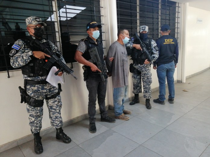 Agentes de la PNC realizaron la captura de un presunto traficante de armas de origen salvadoreño identificado como Óscar García Jiménez, alias “Gigantillo”.