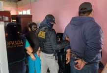 Investigadores de DIPANDA en conjunto de autoridades del MP capturaron a dos presuntos distribuidores de ilícitos tras una diligencia de allanamiento.
