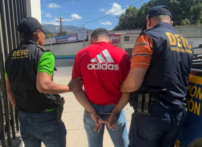 Agentes de la DEIC capturaron durante un cateo a un receptor pagador quien presuntamente hurtaba dinero por medio de retiros monetarios.