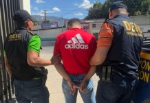 Agentes de la DEIC capturaron durante un cateo a un receptor pagador quien presuntamente hurtaba dinero por medio de retiros monetarios.