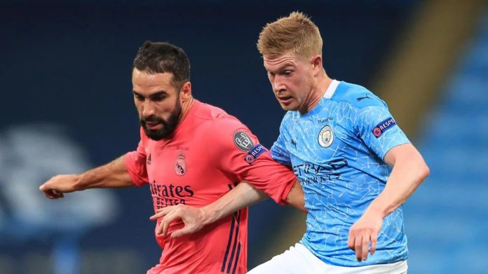 Kevin de Bruyne y Dani Carvajal en el partido jugado en 2020 entre ambos conjuntos en Mánchester.. Foto La Hora: Oficial Champions