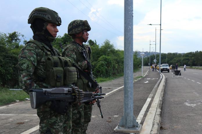 AME9958. CÚCUTA (COLOMBIA), 09/01/2025.- Soldados del Ejército colombiano vigilan un puesto de control este jueves, cerca al puente Internacional Atanasio Girardot que une a Cúcuta (Colombia) con el estado Táchira (Venezuela). Continúa la normalidad en los principales pasos fronterizos entre Colombia y Venezuela a la espera de lo que suceda en la investidura presidencial del próximo 10 de enero, que reclaman el mandatario Nicolás Maduro y el opositor Edmundo González Urrutia. EFE/ Mario Caicedo