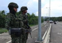 Colombia dice que es posible un «cierre programado» de frontera por investidura venezolana AME9958. CÚCUTA (COLOMBIA), 09/01/2025.- Soldados del Ejército colombiano vigilan un puesto de control este jueves, cerca al puente Internacional Atanasio Girardot que une a Cúcuta (Colombia) con el estado Táchira (Venezuela). Continúa la normalidad en los principales pasos fronterizos entre Colombia y Venezuela a la espera de lo que suceda en la investidura presidencial del próximo 10 de enero, que reclaman el mandatario Nicolás Maduro y el opositor Edmundo González Urrutia. EFE/ Mario Caicedo