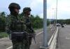 AME9958. CÚCUTA (COLOMBIA), 09/01/2025.- Soldados del Ejército colombiano vigilan un puesto de control este jueves, cerca al puente Internacional Atanasio Girardot que une a Cúcuta (Colombia) con el estado Táchira (Venezuela). Continúa la normalidad en los principales pasos fronterizos entre Colombia y Venezuela a la espera de lo que suceda en la investidura presidencial del próximo 10 de enero, que reclaman el mandatario Nicolás Maduro y el opositor Edmundo González Urrutia. EFE/ Mario Caicedo