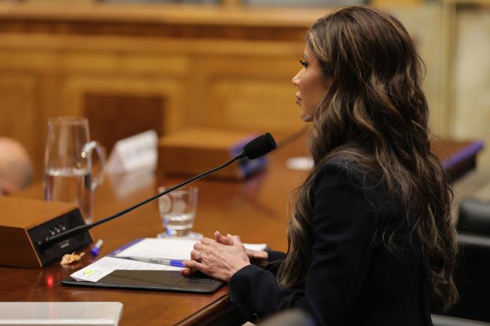 La gobernadora de Dakota del Sur, fue elegida por el presidente Trump y confirmada recientemente por el senado. Foto La Hora: EFE