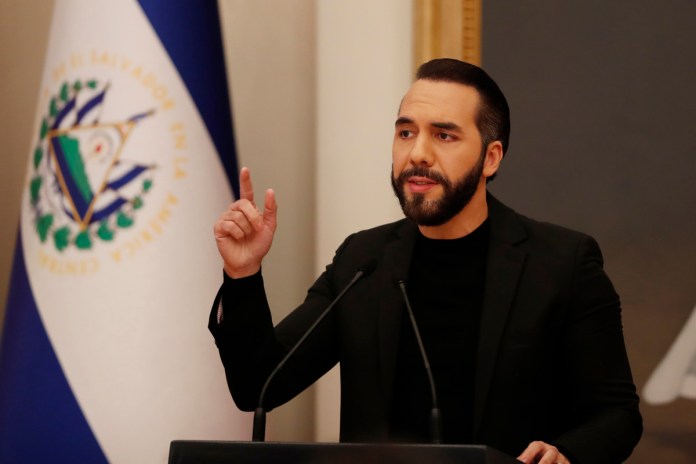 HRW señala que el gobierno de Nayib Bukele ha desmantelado la democracia en El Salvador y socavado el Estado de derecho, enfrentando graves problemas de transparencia.