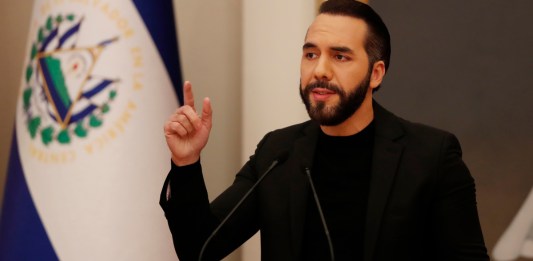 HRW señala que el gobierno de Nayib Bukele ha desmantelado la democracia en El Salvador y socavado el Estado de derecho, enfrentando graves problemas de transparencia.