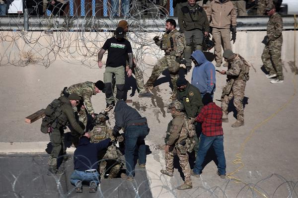  Autoridades de seguridad de México y Estadios Unidos, resguardan la zona donde se localizo un túnel clandestino en la frontera de Ciudad Juárez este viernes, en Chihuahua (México). Un túnel clandestino construido para el tráfico de personas, drogas y mercancías ilícitas fue descubierto bajo el lecho del río Bravo (río Grande en Estados Unidos) y conecta a Ciudad Juárez, Chihuahua (México) con El Paso, Texas (EE.UU.), informaron este viernes autoridades mexicanas y estadounidenses. Foto La Hora: EFE