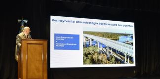 El diputado León Felipe Barrera, impulsor de reformas a la Ley de Anadie, presenta modelos de alianza público-privada. Foto: Congreso