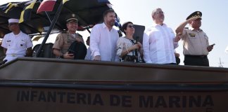 El presidente Bernardo Arévalo, y el embajador, Tobin John Bradley, abordan una de las embarcaciones de la Marina Nacional. Foto: Gobierno de Guatemala