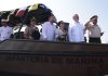 El presidente Bernardo Arévalo, y el embajador, Tobin John Bradley, abordan una de las embarcaciones de la Marina Nacional. Foto: Gobierno de Guatemala