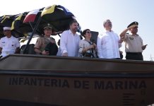En aniversario de Marina Nacional, Arévalo resalta aumento de incautación de droga en 2024 El presidente Bernardo Arévalo, y el embajador, Tobin John Bradley, abordan una de las embarcaciones de la Marina Nacional. Foto: Gobierno de Guatemala