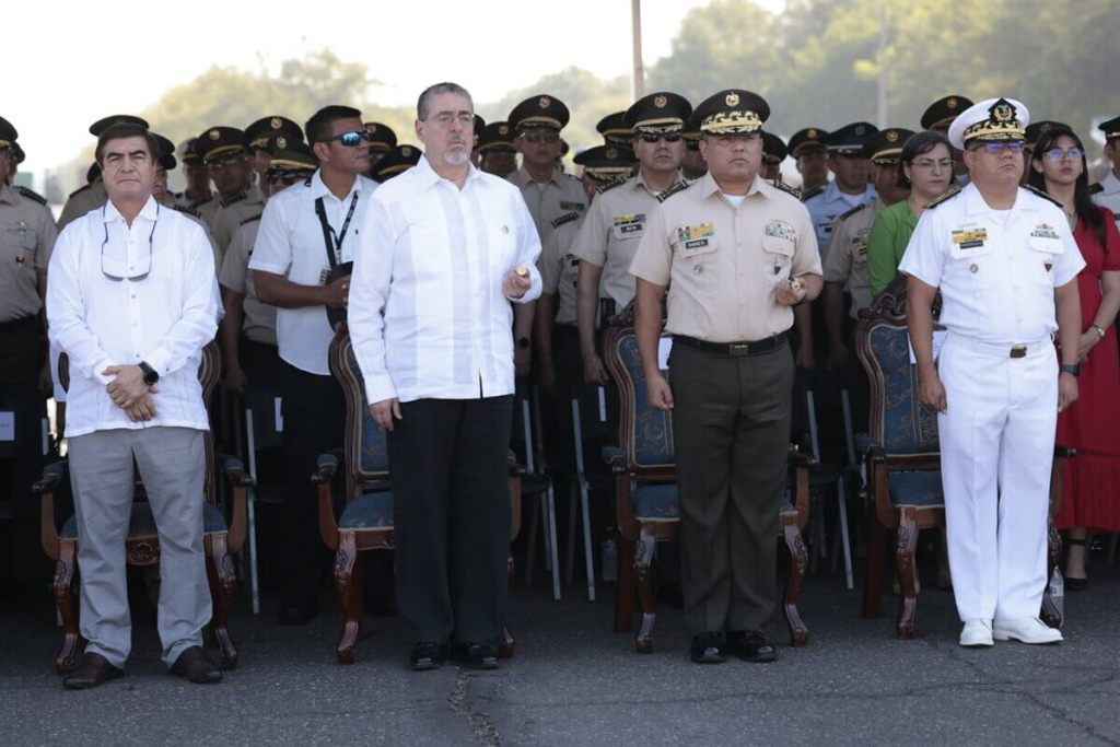 El mandatario Arévalo en compañía del titular del organismo Judicial, Teodulo Cifuentes, y el ministro de la Defensa, Henry Sáenz. Foto: Gobierno de Guatemala