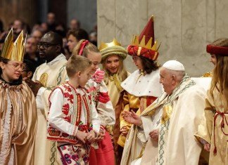 El Papa Francisco preside la Solemnidad de María, Madre de Dios, Santa Misa con motivo de la 58ª Jornada Mundial de la Paz, en la Basílica de San Pedro en la Ciudad del Vaticano, el 1 de enero de 2025. Foto La Hora / EFE/GIUSEPPE LAMI