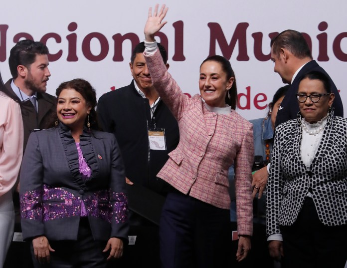 Claudia Sheinbaum llamó en su primera reunión con los alcaldes y gobernadores de todo el país a trabajar en unidad para atender los principales retos que enfrentan las comunidades más vulnerables.