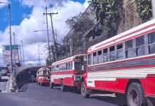 Transportistas de Peronia bloquean un carril en Ciudad San Cristóbal en protesta por extorsiones Foto La Hora: Redes sociales