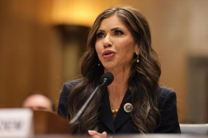 El senado acaba de elegir a Kristi Noem como Secretaria de Seguridad Nacional. Foto La Hora: EFE