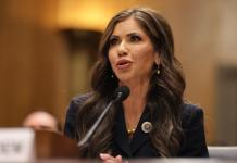 El senado acaba de elegir a Kristi Noem como Secretaria de Seguridad Nacional. Foto La Hora: EFE