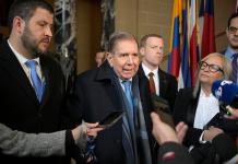 El líder opositor venezolano Edmundo González Urrutia (c) da declaraciones luego de una reunión privada con el secretario de la OEA Luis Almagro este lunes, en el edificio principal de la organización en Washington DC (EE.UU.). EFE/ Lenin Nolly