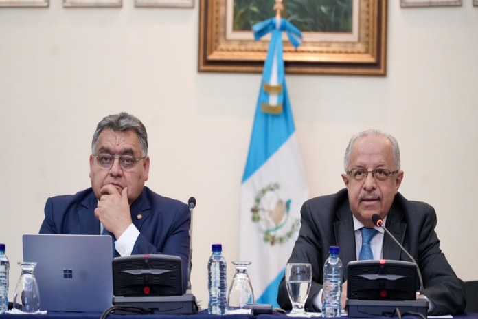 El canciller, Carlos Ramiro Martínez (derecha) en reunión con varios funcionarios de su equipo. Foto: Ministerio de Relaciones Exteriores