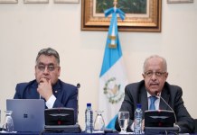 El canciller, Carlos Ramiro Martínez (derecha) en reunión con varios funcionarios de su equipo. Foto: Ministerio de Relaciones Exteriores