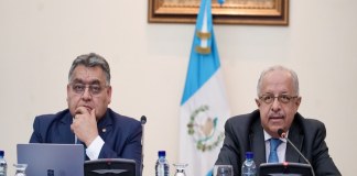 El canciller, Carlos Ramiro Martínez (derecha) en reunión con varios funcionarios de su equipo. Foto: Ministerio de Relaciones Exteriores