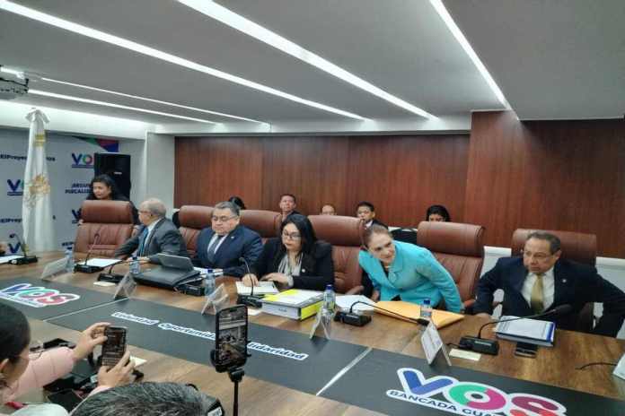 El canciller Carlos Ramiro Martínez asistió a una citación en el Congreso. Foto: La Hora