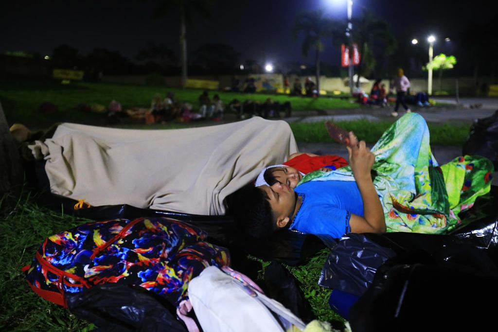 Una familia hondureña descansa antes de salir en una caravana de migrantes con rumbo a la frontera de Guatemala este lunes, en San Pedro Sula (Honduras). EFE/ Jose Valle