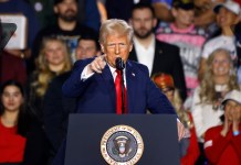 Tras el anuncio del presidente colombiano Gustavo Petro de no recibir vuelos de inmigrantes, su homólogo Donald Trump, informó que subirá los aranceles a los productos. Foto La Hora.: EFE/EPA/BIZUAYEHU TESFAYE