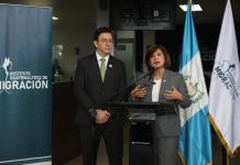 La vicepresidenta de Guatemala, Karin Herrera (d), habla junto al director del Instituto Guatemalteco de Migración, Danilo Rivera, en una conferencia de prensa este lunes, en la Ciudad de Guatemala (Guatemala). EFE/ Mariano Macz