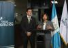 La vicepresidenta de Guatemala, Karin Herrera (d), habla junto al director del Instituto Guatemalteco de Migración, Danilo Rivera, en una conferencia de prensa este lunes, en la Ciudad de Guatemala (Guatemala). EFE/ Mariano Macz