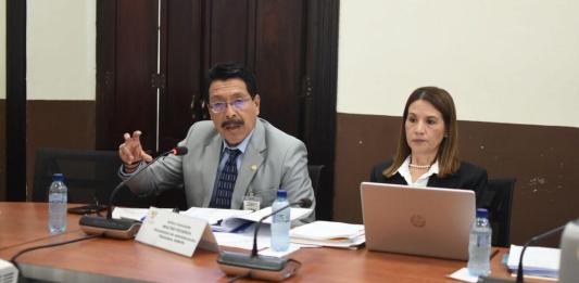 El viceministro de Finanzas, Walter Figueroa, responde por la asignación a los Codedes. Foto La Hora: José Orozco