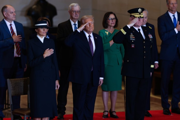 Trump ordena izar las banderas a toda asta antes de finalizar el luto por Jimmy Carter. Foto La Hora: EFE