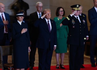 Trump ordena izar las banderas a toda asta antes de finalizar el luto por Jimmy Carter. Foto La Hora: EFE