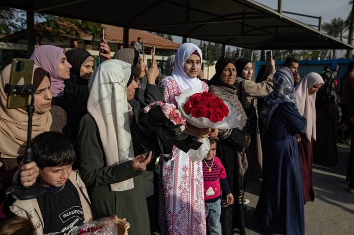 Palestinos que fueron liberados por Israel como parte de un acuerdo de alto al fuego con Hamás regresan a Khan Yunis, al sur de la Franja de Gaza, el 25 de enero de 2025. Foto La Hora: EFE