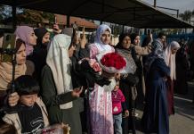 Palestinos que fueron liberados por Israel como parte de un acuerdo de alto al fuego con Hamás regresan a Khan Yunis, al sur de la Franja de Gaza, el 25 de enero de 2025. Foto La Hora: EFE