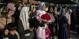 Palestinos que fueron liberados por Israel como parte de un acuerdo de alto al fuego con Hamás regresan a Khan Yunis, al sur de la Franja de Gaza, el 25 de enero de 2025. Foto La Hora: EFE