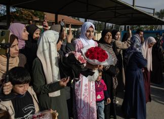 Palestinos que fueron liberados por Israel como parte de un acuerdo de alto al fuego con Hamás regresan a Khan Yunis, al sur de la Franja de Gaza, el 25 de enero de 2025. Foto La Hora: EFE