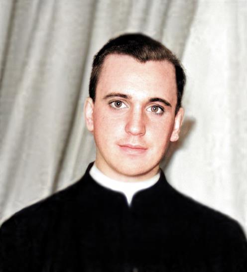 El papa Francisco, Jorge Mario Bergoglio, en una fotografía (que ha sido coloreada) tomada cerca de 1959 y que forma parte de uan autobiografía que se publica este martes en Italia, llamada "Esperanza" (Plaza & Janés), escrita durante más de 6 años con el periodista italiano Carlo Musso y que se lanzará posteriormente en más de 80 países. La biografía estaba destinada a publicarse después de la muerte del pontífice, pero finalmente se decidió hacerlo con ocasión del Jubileo que se celebra este año. Foto La Hora: EFE