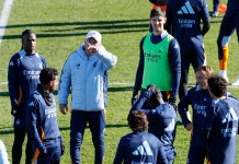 El entrenador del Real Madrid Carlo Ancelotti (d) junto a varios jugadores durante el entrenamiento realizado este martes, último día del año, en Valdebebas. Foto La Hora: EFE/Ballesteros
