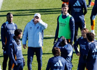 El entrenador del Real Madrid Carlo Ancelotti (d) junto a varios jugadores durante el entrenamiento realizado este martes, último día del año, en Valdebebas. Foto La Hora: EFE/Ballesteros