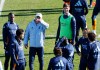 El entrenador del Real Madrid Carlo Ancelotti (d) junto a varios jugadores durante el entrenamiento realizado este martes, último día del año, en Valdebebas. Foto La Hora: EFE/Ballesteros